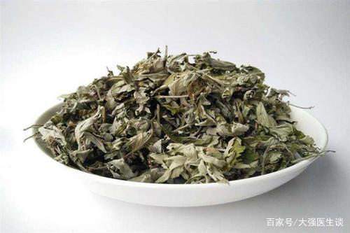 睡前用艾草泡脚，3天泡一次，一段时间过后，这几个问题或将改善